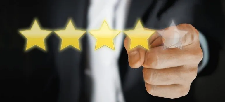 A man giving a 4 star review for affordable moving companies in DC area.