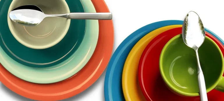Plates of different colors
