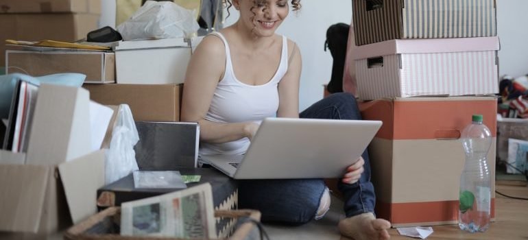 A woman trying to figure out how to simplify your Maryland move by efficient packing.