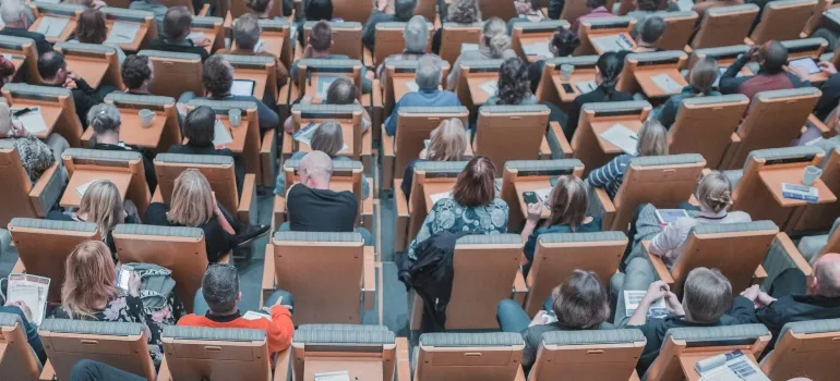 a classroom full for students