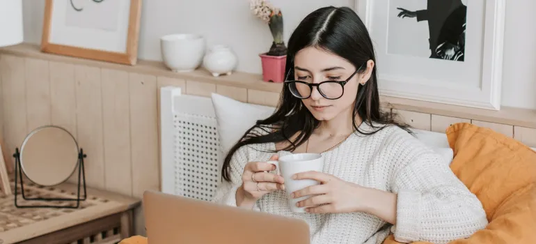 a girl learning about the ways to research a company for your future move in Virginia