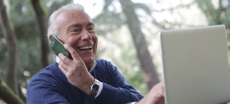 An older man trying to find Washington movers online