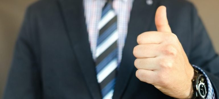 Man holding thumb up - Good reviews is one of the traits of reputable Washington DC movers