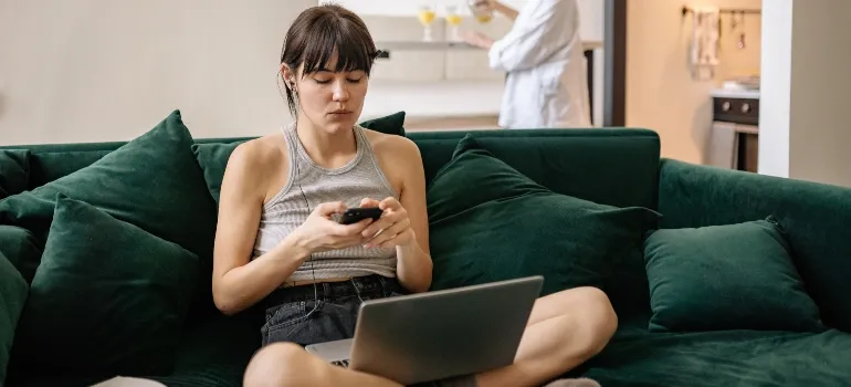 a girl trying to find a roommate in Washington DC online