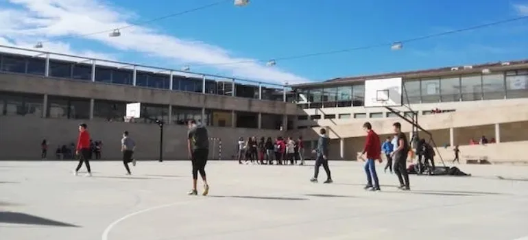 kids playing basketball