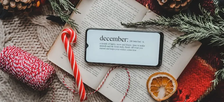 A phone on Christmas decoration with the ideas to spend your first Christmas in Washington