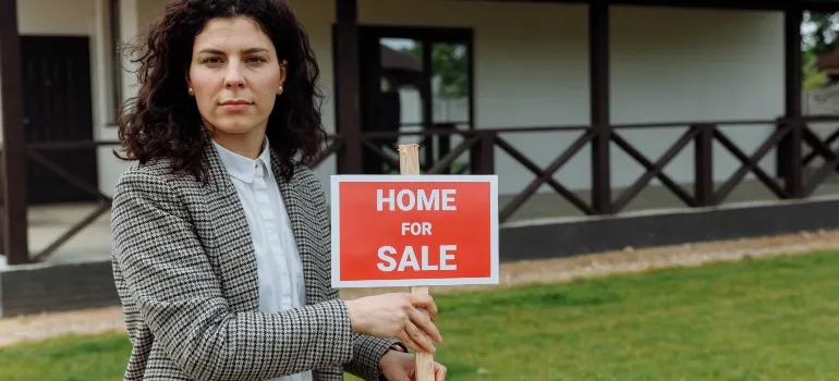 Real estate agent trying to sell a home fast in Maryland