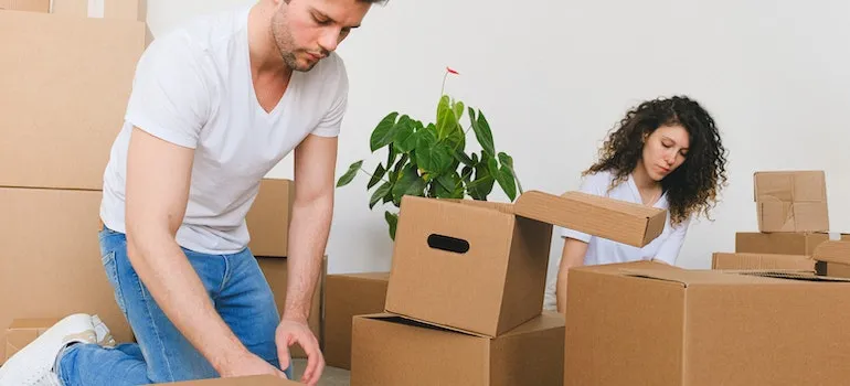 What to expect from full-service movers in Washington DC? For sure you can expect that they can pack you boxes for you.