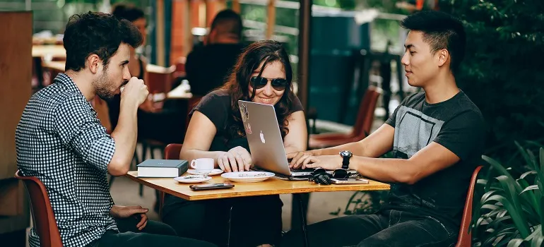 friends talking about moving tips for digital nomads
