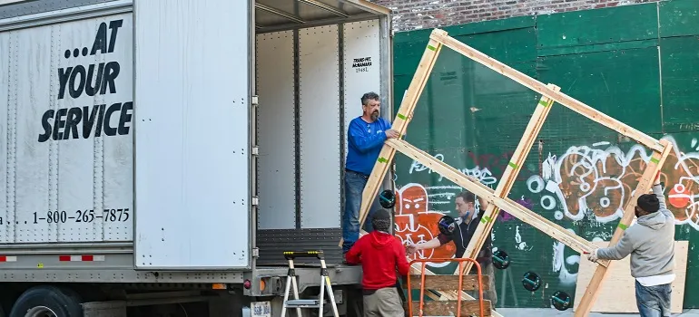 movers Brookeville MD trusts unloading items from a moving truck