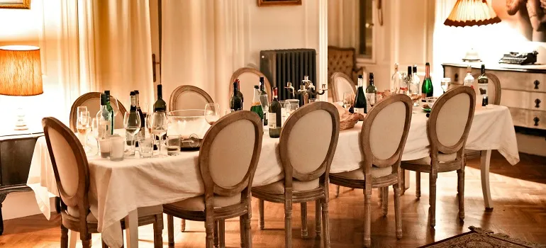 home of a someone who needs to host a going-away party