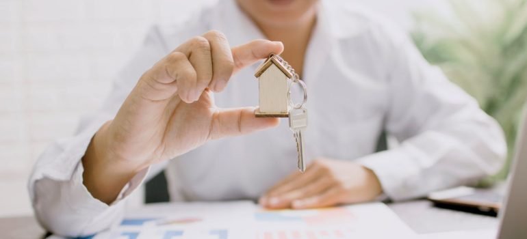 A person holding house keys.